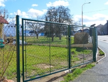 Montáž čtyřhranného pletiva a podhrabových desek – Stod Montáž čtyřhranného pletiva a podhrabových desek – Stod